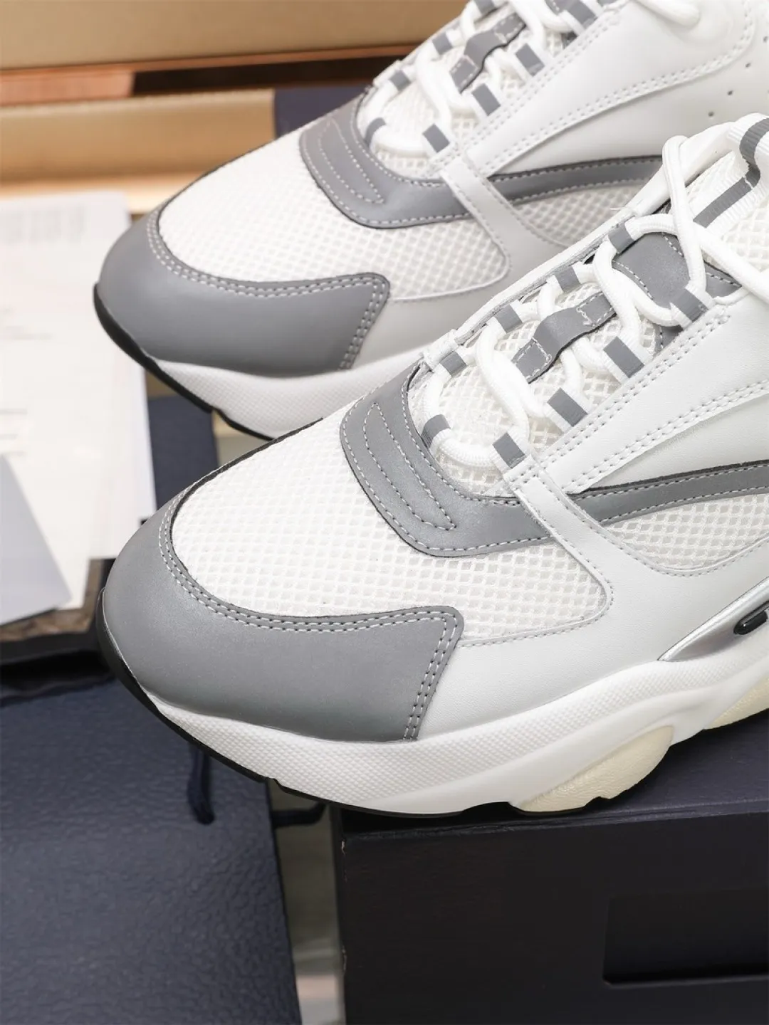 Men's shoes 💰P460💰【Dior】Dior✨ is online at the same time👏 This casual sneaker is a new product in the series and continues Di*r's classic style. The upper is made of original mesh and cow leather, with a two-color textured outsole, and the brand's iconic details on the rear collar and heel to enhance the style. Fashionable and versatile. Wear it with jeans or slacks for a casual look. Size: 38-44 (45 customized)